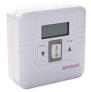 Cyfrowy elektroniczny termostat pokojowy z wyświetlaczem temperatury otoczenia. W płaskim pudełku o eleganckiej i wyrafinowanej linii.