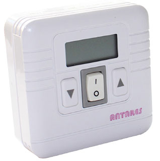 Cyfrowy elektroniczny termostat pokojowy z wyświetlaczem temperatury otoczenia. W płaskim pudełku o eleganckiej i wyrafinowanej linii.